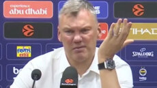 Η ενόχληση του Γιασικεβίτσιους με δημοσιογράφο που διάβαζε ερώτηση από κινητό: «Πήγατε σε σχολή...;»