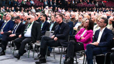 Σήματα ενότητας με... μπηχτές στο συνέδριο του ΠΑΣΟΚ: Η στρατηγική μας είναι πια εντός πραγματικότητας, είπε ο Δούκας - Δείτε ive