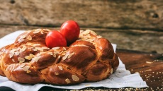 Το τσουρέκι της Λαμπρής: Ιστορία, συμβολισμοί και 3 συνταγές που αντέχουν στον χρόνο