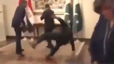 Η εντυπωσιακή Τούμπα του Πακιστανού ΥΠΕΞ στη συνάντηση των διαμεσολαβητών στο Ισλαμαμπάντ, δείτε βίντεο