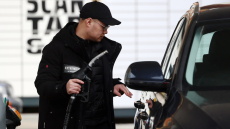 Αυστραλία: Μειώνει στο μισό τον φόρο στα καύσιμα για τρεις μήνες για να συγκρατήσει τις τιμές