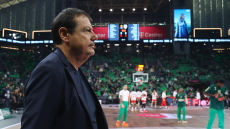 Αρνήθηκε ο Αταμάν να κάνει δηλώσεις στην ΕΡΤ: Δεν ήταν αγώνας μπάσκετ αλλά θέατρο, φώναζε μετά το ματς 