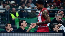 Ολυμπιακός: Αποχώρησε από το ντέρμπι με πρόβλημα στη γάμπα ο Ταϊρίκ Τζόουνς
