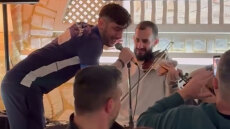 Μανωλάς σε ρόλο τραγουδιστή στο γλέντι του Πανναξιακού για την άνοδο στη Γ' Εθνική, δείτε βίντεο