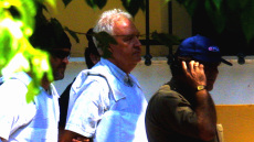 Η σύλληψη του αρχηγού της 17 Νοέμβρη και η αποκάλυψη ότι ο Γιωτόπουλος είχε καθίσει στο ίδιο τραπέζι με τον Κωστή Περατικό, τον άνθρωπο που κατόπιν σκότωσε