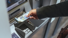 Νέος κατώτατος μισθός: Tα καθαρά ποσά, τα δώρα και οι τριετίες για τον άγαμο και τον έγγαμο μισθωτό, δείτε πίνακες