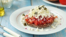 Αν τρώγαμε σήμερα μόνο κρητικά, αυτά τα 6 προϊόντα θα επιλέγαμε στο τραπέζι