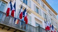 Δήμαρχοι εκλεγμένοι με την ακροδεξιά στη Γαλλία κατέβασαν τις ευρωπαϊκές σημαίες από τα δημαρχεία τους, βίντεο