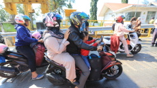 Ινδονησία: Δελτίο στα καύσιμα και τηλεργασία για τους δημόσιους υπαλλήλους για να διαφυλαχθούν τα αποθέματα