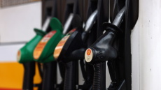 ΗΠΑ: Πάνω από 4 δολάρια το γαλόνι η βενζίνη για πρώτη φορά από το 2022 λόγω Ιράν