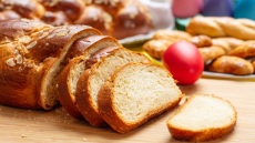 Πασχαλινά ζυμώματα: Τα μυστικά για μυρωδάτα τσουρέκια και τραγανά κουλουράκια