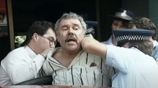 «A succulent Chinese meal;»: Πώς η επική σκηνή της σύλληψης ενός άνδρα το 1991 γράφτηκε για πάντα στην ιστορία της Αυστραλίας