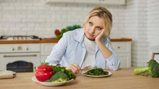 Η ενδοκρινολόγος εξηγεί τους αληθινούς λόγους που παχαίνουμε και τη φυσιολογία της πείνας
