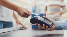 Νέος νόμος Θεοδωρικάκου: Πλαφόν στις χρεώσεις των τραπεζών σε κάρτες και καταναλωτικά
