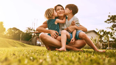 Από το πρώτο στο δεύτερο παιδί – Πώς αλλάζει τον εγκέφαλο η δεύτερη εγκυμοσύνη
