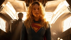 Αυτό είναι το επίσημο τρέιλερ για το Supergirl, στο καστ της ταινίας και ο Τζέισον Μομόα