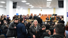 Δίκη για τα Τέμπη: Βίντεο από τις αλλαγές στην αίθουσα, πώς θα εισέλθουν δικηγόροι, κατηγορούμενοι, συγγενείς θυμάτων και δημοσιογράφοι