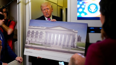 «Ο πρόεδρος των ΗΠΑ δεν είναι ο ιδιοκτήτης του Λευκού Οίκου», λέει ο δικαστής που διέταξε την παύση της κατασκευής της αίθουσας δεξιώσεων