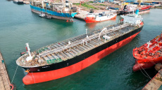 Δεξαμενόπλοιο χτυπήθηκε από ιρανικό πύραυλο στο Κατάρ, αναχαιτίστηκαν δύο πύραυλοι κρουζ