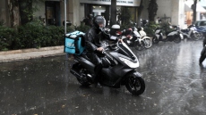Έκτακτα μέτρα για τους εργαζόμενους του ιδιωτικού τομέα λόγω της κακοκαιρίας: Απαγόρευση delivery από τις 18:00 έως τις 22:00, πού θα ισχύσει