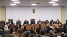 Ξεκινά ξανά η δίκη για τα Τέμπη: Το «λίφτινγκ» στην αίθουσα και οι οδηγίες της έδρας για να αποφευχθεί το χάος της πρώτης ημέρας