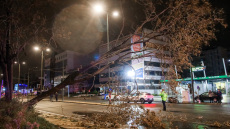 Δύσκολη νύχτα λόγω της κακοκαιρίας Erminio: Πτώσεις δέντρων και διακοπές ρεύματος στην Αττική, πλημμύρες στον Πόρο, δείτε βίντεο