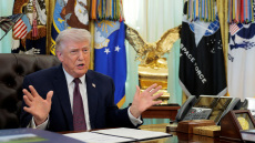 Ο Τραμπ επιβάλλει νέους τελωνειακούς δασμούς ως και 100% σε εισαγόμενα φάρμακα