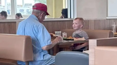 Αγοράκι είδε ηλικιωμένο να τρώει μόνος του και πήγε να του κάνει παρέα – Δείτε βίντεο
