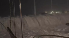 Ήχησε το 112 στη Ρόδο: «Περιορίστε τις μετακινήσεις σας» - Τεράστια κύματα και πτώσεις δέντρων, προβλήματα στα δρομολόγια πλοίων και αεροπλάνων