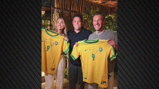 Η Σαμπαλένκα συνάντησε το «φαινόμενο» και πήρε δώρο μία υπογεγραμμένη φανέλα της Βραζιλίας