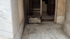 Εμπρηστική επίθεση με γκαζάκια στο δικηγορικό γραφείο του Βασίλη Καπερνάρου στην Κυψέλη