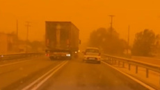 Φορτηγό προσπερνάει παράνομα αυτοκίνητο στον ΒΟΑΚ ενώ υπάρχει περιορισμένη ορατότητα λόγω αφρικανικής σκόνης, δείτε βίντεο