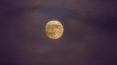 Ροζ πανσέληνος απόψε: Μύθος ή αλήθεια ότι είναι «κλέφτης» του ύπνου και της διάθεσης;