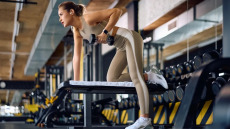 Βάρη – Αντιστάσεις: Η θαυματουργή προπόνηση που «θωρακίζει» μύες, οστά και μεταβολισμό
