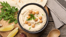 Το αγαπημένο ανατολίτικο ντιπ που είναι πλούσιο σε φυτικές ίνες, σίδηρο και καλά λιπαρά
