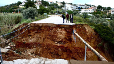 Κόπηκε στη μέση δρόμος στην Καλλιτεχνούπολη, άνοιξε τρύπα με 10 μέτρα μήκος και 5 βάθος - Παρασύρθηκαν και αυτοκίνητα λόγω της κακοκαιρίας