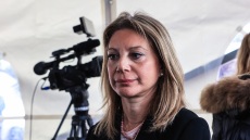 Μαρία Καρυστιανού: Τα μηνύματα από το «ξεκινάμε» για το κόμμα της - Ο πρώτος πληθυντικός, η κλεψύδρα και το λευκό περιστέρι