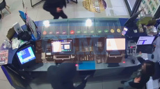 Βίντεο ντοκουμέντο από τη δράση του 33χρονου που «μπούκαρε» με μαχαίρι σε καταστήματα στη Θεσσαλονίκη και απειλούσε τους εργαζόμενους