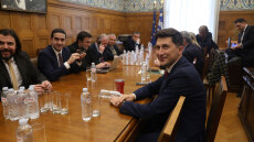 Το ΠΑΣΟΚ θα καλέσει τη ΝΔ να ψηφίσει την άρση της ασυλίας των βουλευτών, επιμένει για πρόωρες εκλογές - Τι συζήτησαν στην κοινοβουλευτική ομάδα
