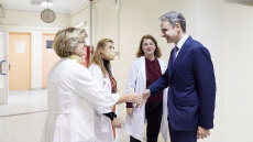 Επίσκεψη του Κυριάκου Μητσοτάκη στο νοσοκομείο Μεταξά: Οι ασθενείς αναγνωρίζουν το έργο που γίνεται στο ΕΣΥ