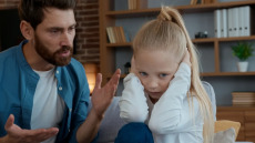 Γιατί το gentle parenting εξουθενώνει τους γονείς και πολλοί αναπολούν τον «μπαμπούλα»
