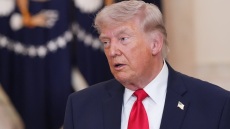 Ο Τραμπ χλεύασε τον Μακρόν σε ομιλία του: Η γυναίκα του τον κακομεταχειρίζεται, ακόμα θυμάται το χαστούκι που του έριξε