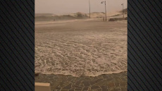 Τεράστια κύματα σκάνε στο λιμάνι της Κιμώλου λόγω της κακοκαιρίας Erminio, δείτε βίντεο