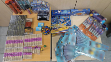 Σύλληψη άνδρα στην Πέλλα που πουλούσε εκατοντάδες παράνομα βεγγαλικά και κροτίδες
