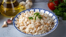 Γιατί σφίγγει το ρύζι στο ψυγείο – Και πώς μπορούμε να το αποφύγουμε
