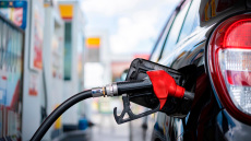 Financial Times: Η Κομισιόν επεξεργάζεται σχέδιο ακόμα και για δελτίο στα καύσιμα, απελευθέρωση αποθεμάτων πετρελαίου