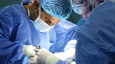 Παγκόσμια πρωτιά στη μεταμόσχευση ήπατος: 6χρονος έλαβε το «δώρο» του πατέρα του μέσω μίας ρομποτικής τομής