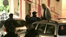 Κουκουλοφόροι έκαναν επίθεση στο σπίτι του Ισίδωρου Ντογιάκου - Πέταξαν μπογιές, προξένησαν φθορές σε ΙΧ, δείτε βίντεο