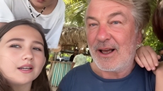 Ο Άλεκ Μπάλντουιν έκλεισε τα 68, το αστείο της κόρης του για τη διαφορά ηλικίας με τη σύζυγό του: «Η μαμά ήταν 14 όταν ήσουν 40;»