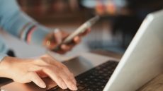 Το διαδίκτυο μας «καταπίνει»: Περνάμε 44 χρόνια μπροστά από τις οθόνες και πέντε χρόνια μόνο σε feeds, notifications και scrolling